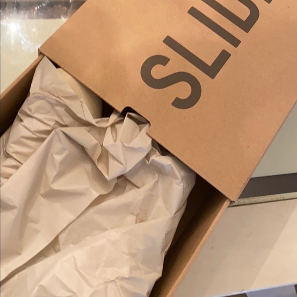 addis’s yeezy slide